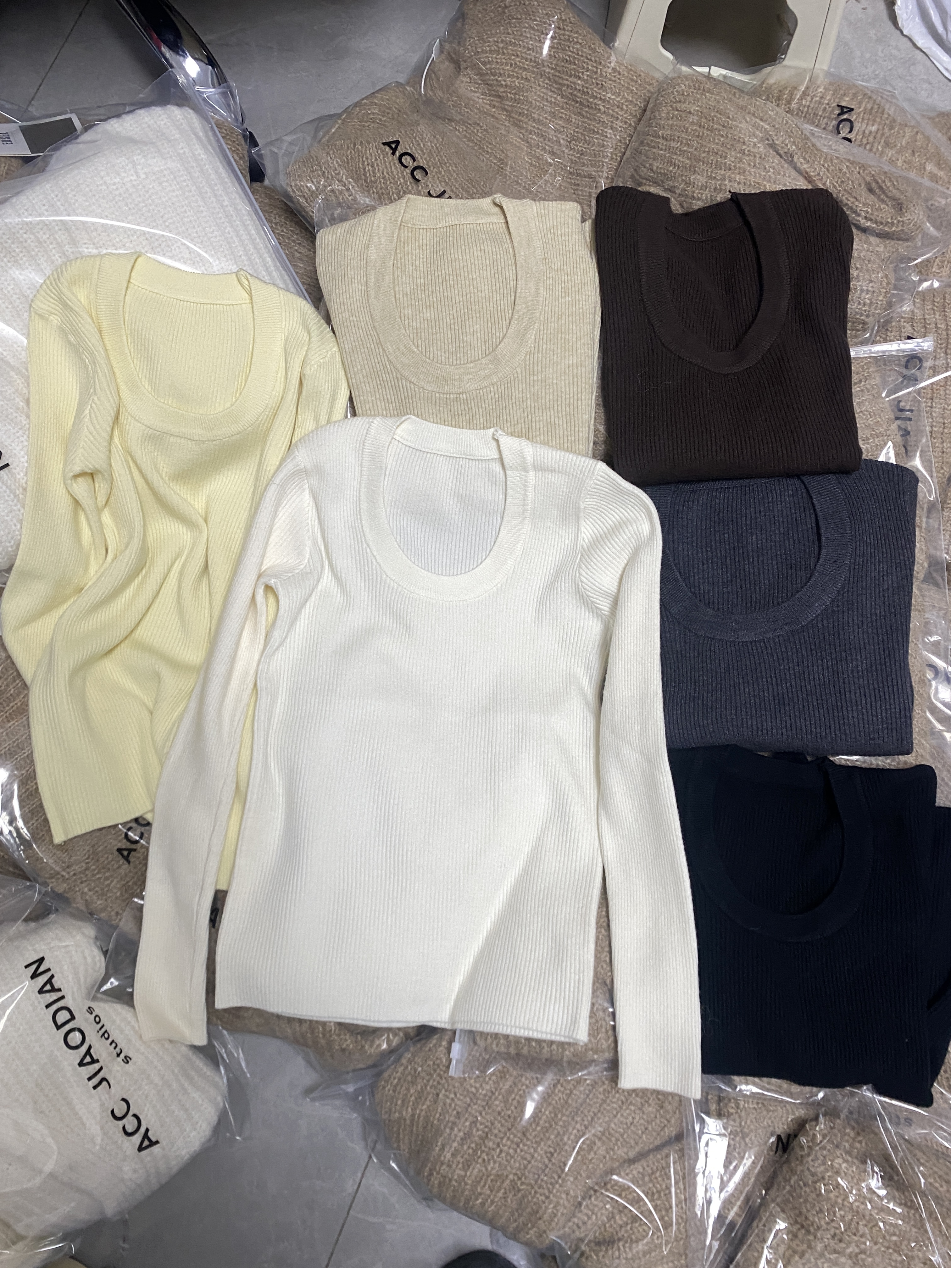 2025秋冬新款韩版时尚百搭圆领长袖针织衫女修身显瘦软糯打底上衣