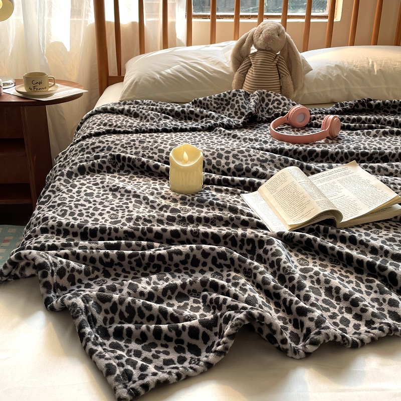 耐脏黑豹纹牛奶绒毛毯四季款单人保暖绒毯家用休闲披肩毯午休盖毯