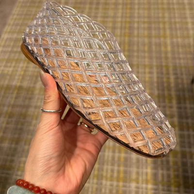 小众款~韩版复古包头凉鞋女平底镂空透气洞洞鞋水晶透明果冻鞋女