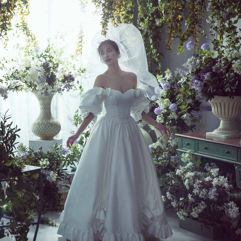 新款覆古法式宫廷赫本风拍照缎面泡泡袖婚纱旅拍礼服影楼主题服装