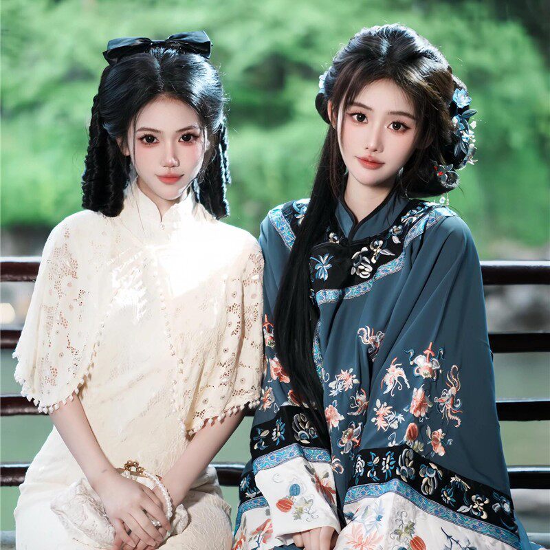 清汉服女和留洋大小姐闺蜜旅拍写真拍照服装青花瓷复古清朝格格服