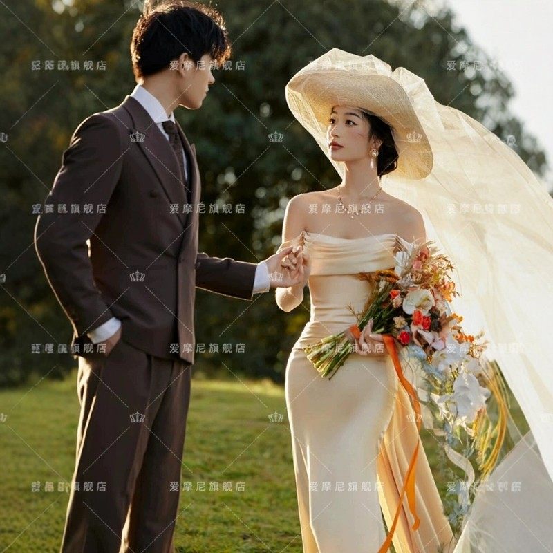 新款照相馆拍照主题服装法式一字肩草坪拖尾简约礼服缎面鱼尾婚纱