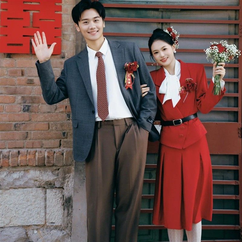 80年代父母辈复古风主题婚纱影楼服装小西服情侣外景怀旧红色礼服