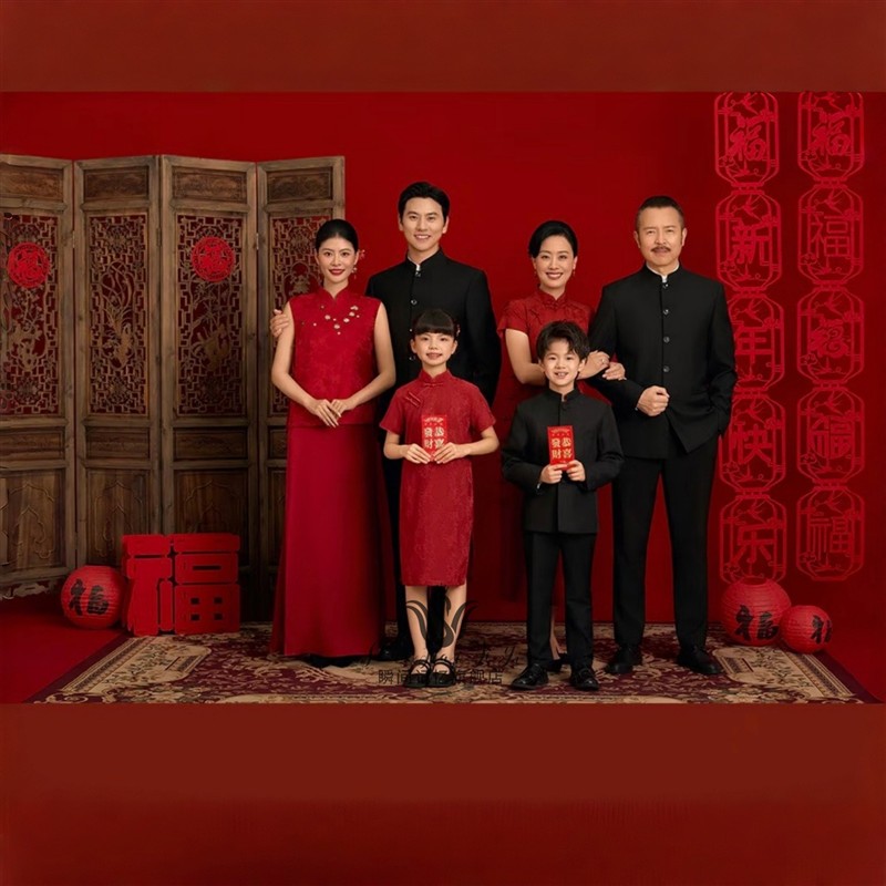 新中式绅士风红色全家福摄影服装影楼亲子一家六口喜庆新年家庭装