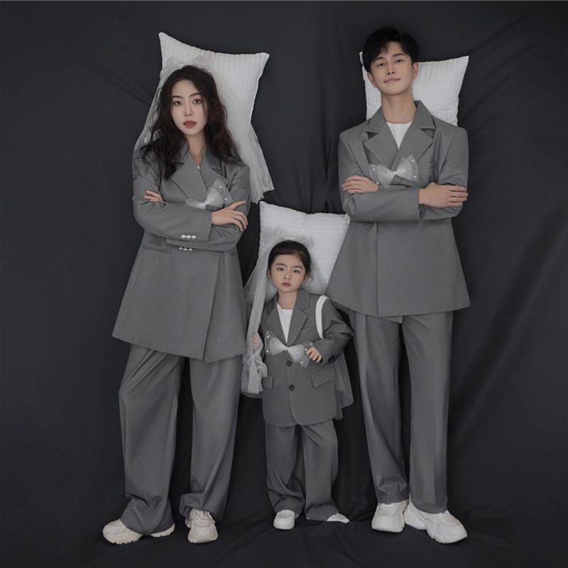 新款亲子装影楼韩系灰色港风杂志大片西服套装一家三口摄影家居服