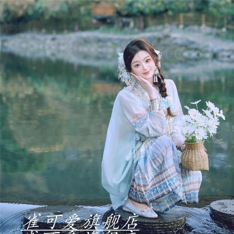 苗疆少女蓝色彝族民族风服饰云南少数民族服装女影楼夏季旅拍衣服