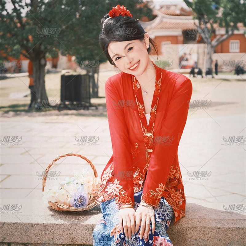 新款小娘惹簪花旅拍女西双版纳少数民族刺绣服装小清新写真摄影服