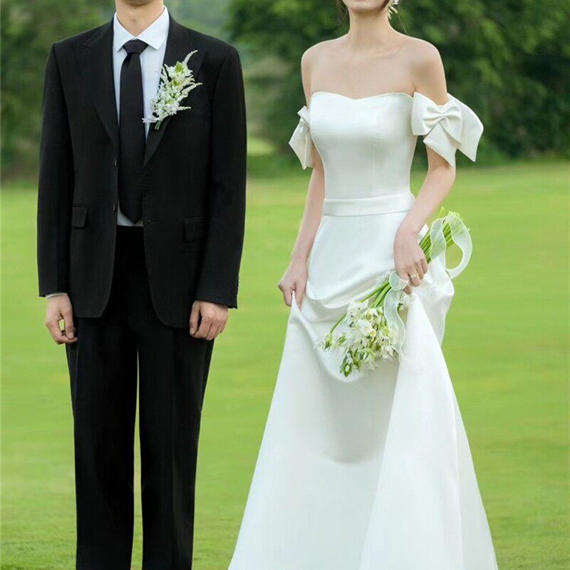 影楼婚纱主题气质简约外景草坪旅拍蝴蝶结一字肩小拖尾缎面礼服