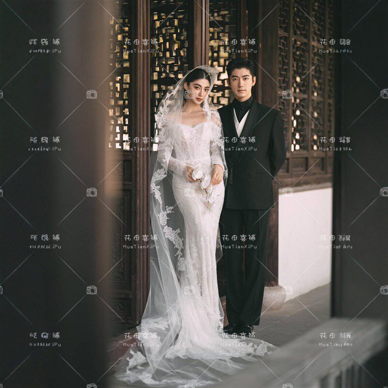 2026新款影楼主题复古新中式园林风白色蕾丝鱼尾礼服外景婚纱照