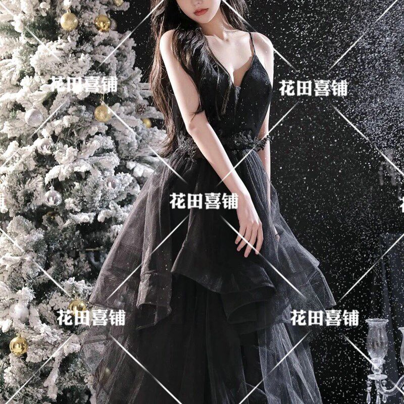 影楼新款氛围感室内个人写真圣诞雪景摄影服装少女黑色礼服艺术照