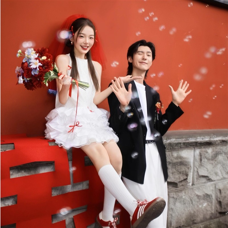 影楼新款情侣街拍新娘晨袍结婚订婚白色气质小众连衣裙写真摄影服