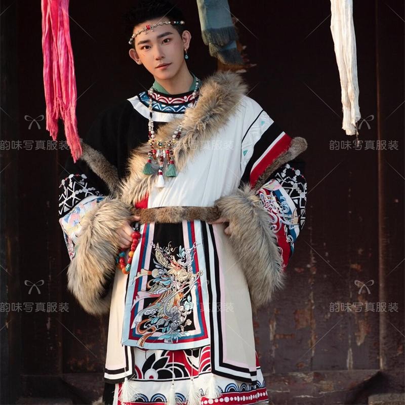 照相馆新款藏族藏服情侣拍照写真藏袍西藏拉萨外景旅拍艺术照摄影
