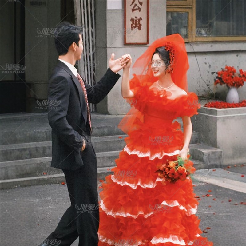 2025新款影楼红色喜嫁复古婚纱港风氛围感80年代婚纱照摄影服装