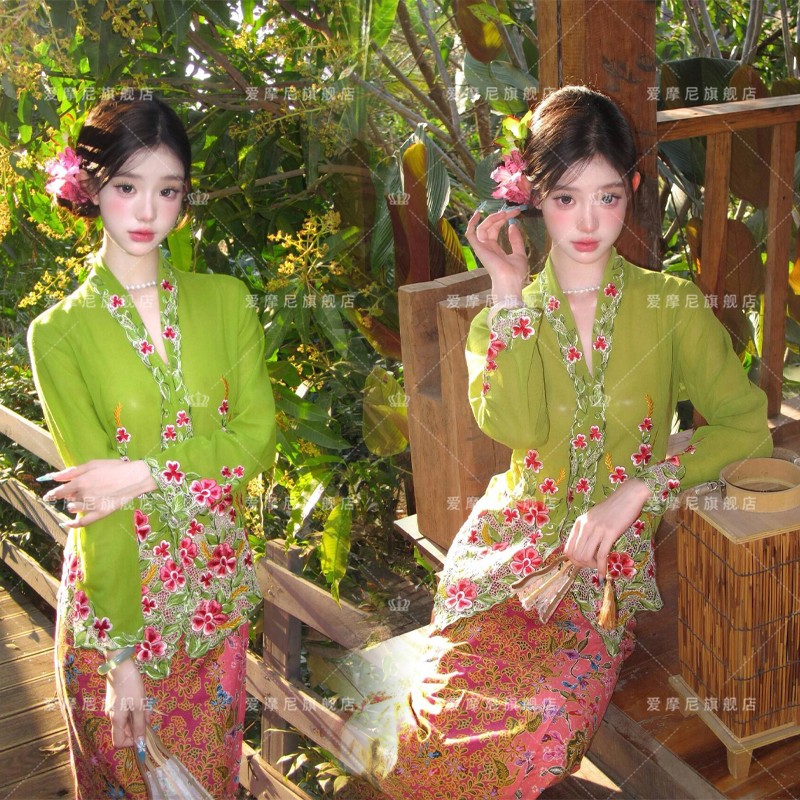 新款小娘惹簪花旅拍服西双版纳少数民族刺绣服装小清新写真摄影服