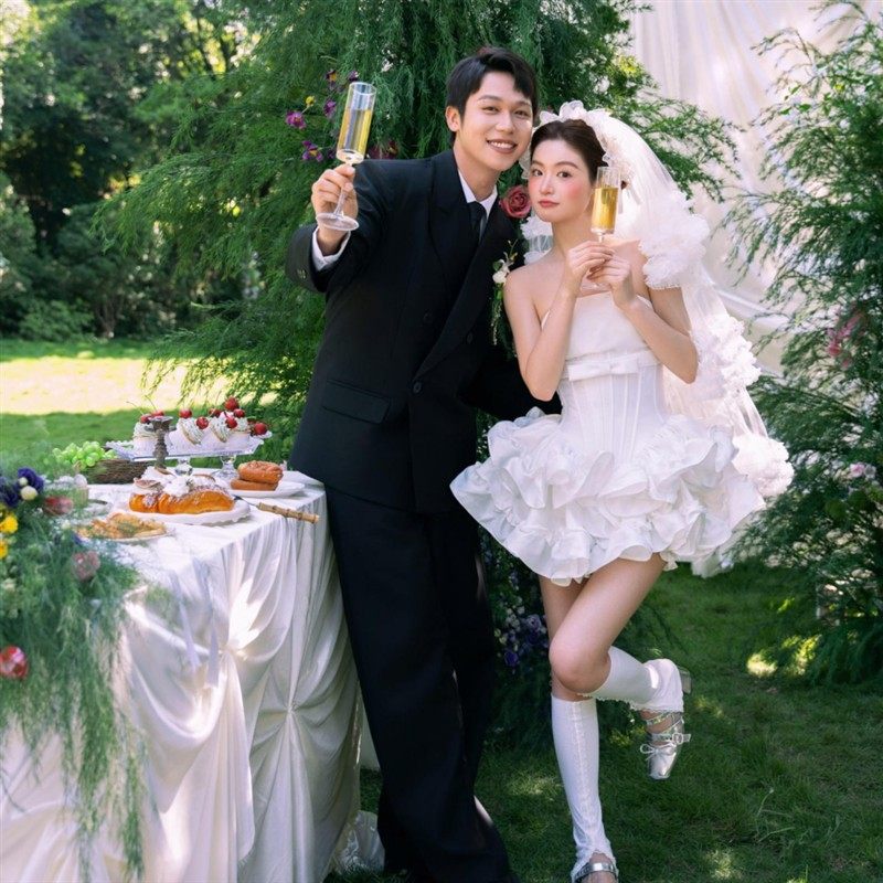 影楼主题新款韩式简约小众白色小清新情侣婚纱照摄影高级感礼服裙