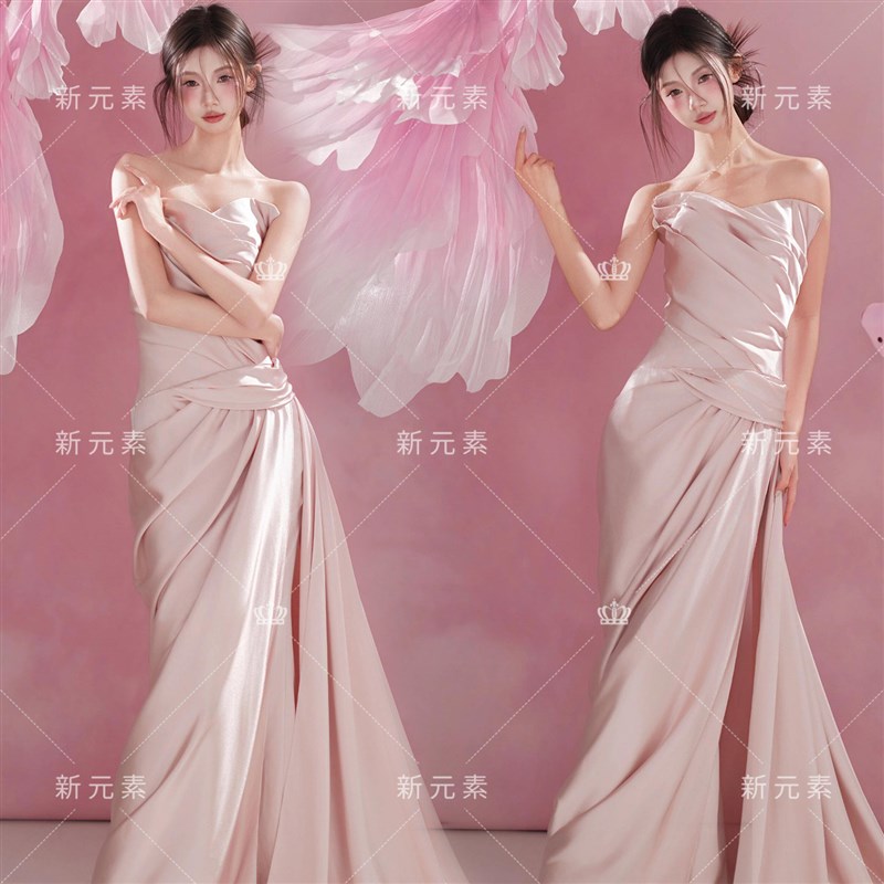 照相馆新款高级感晨袍锦鲤主题礼服订婚宴粉色一字肩洋装写真长裙