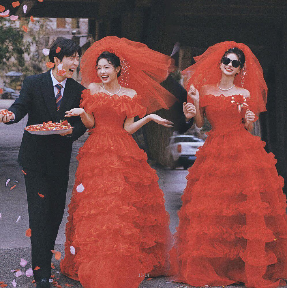 新款影楼复古婚纱港风红色喜嫁风氛围感80年代婚纱照礼服摄影服装