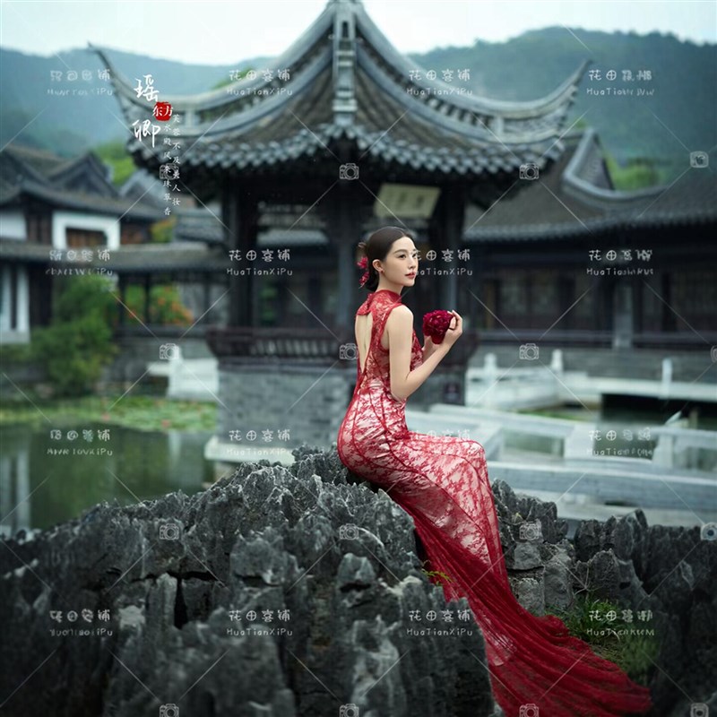 照相馆外景园林复古主题服装新中式风红色婚纱摄影情侣写真拍照礼