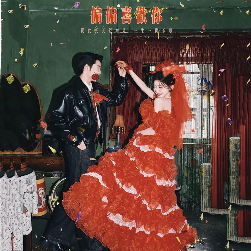 2026新款照相馆红色喜嫁复古婚纱港风氛围感80年代婚纱照摄影服装