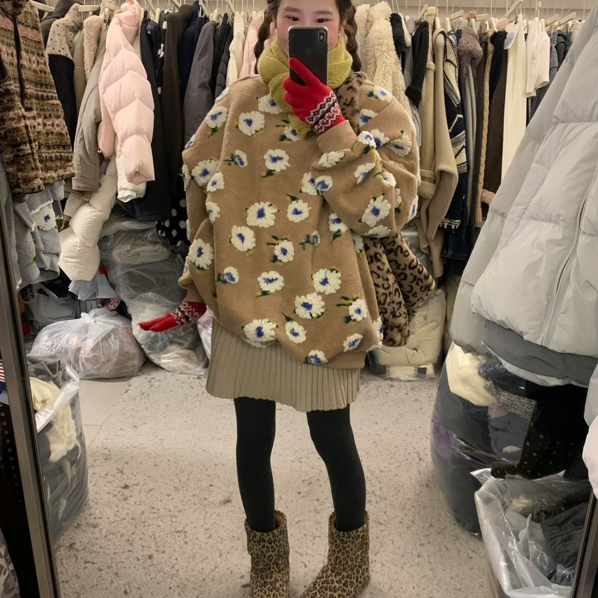 HEY BELLA-慵懒时髦立体花朵加绒保暖厚实宽松百搭吸睛卫衣E6675