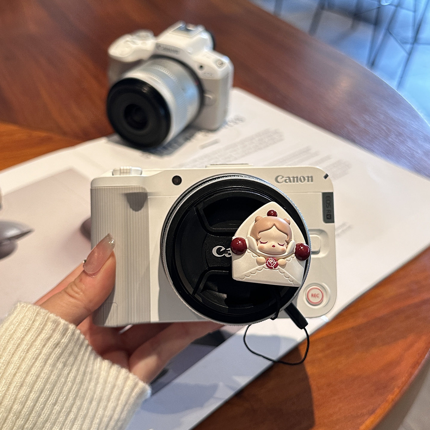 适用于相机镜头盖防丢绳zve10佳能r50富士XS20XT50xt30二代热靴盖图片