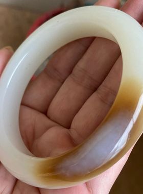 店主强烈推荐和田俄料糖白玉手镯色泽艳丽密度高料子细腻性价比高