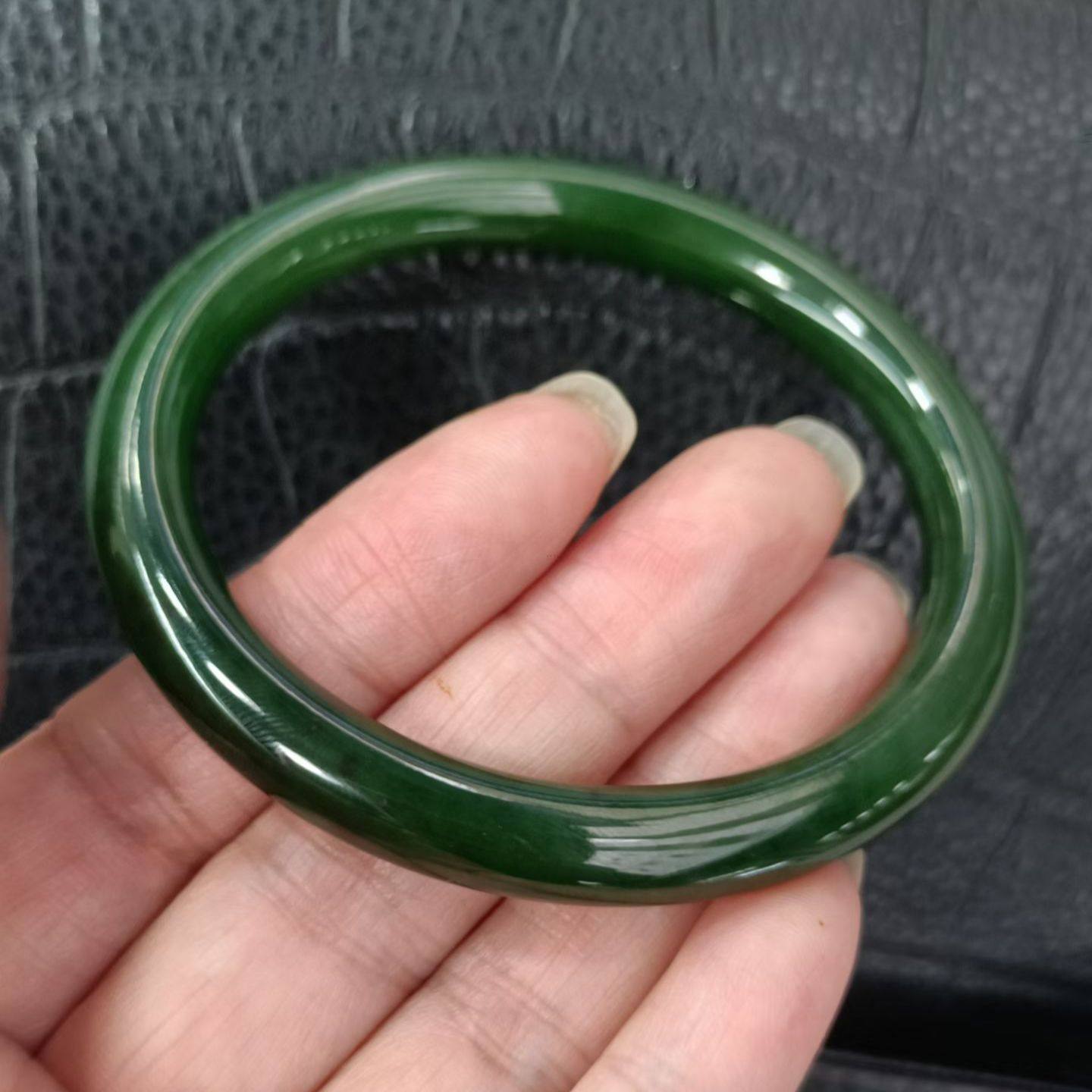 店主强烈推荐和田碧玉老冰底菠菜绿圆条镯玻璃质油光四溢聚墨保真
