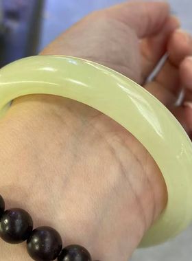 店主强烈推荐和田玉鸡油黄口平安手镯颜色漂亮细腻油润性价比超高