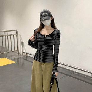 独特半开领纽扣T恤上衣女春秋季美式bm辣妹风条纹长袖正肩打底衫