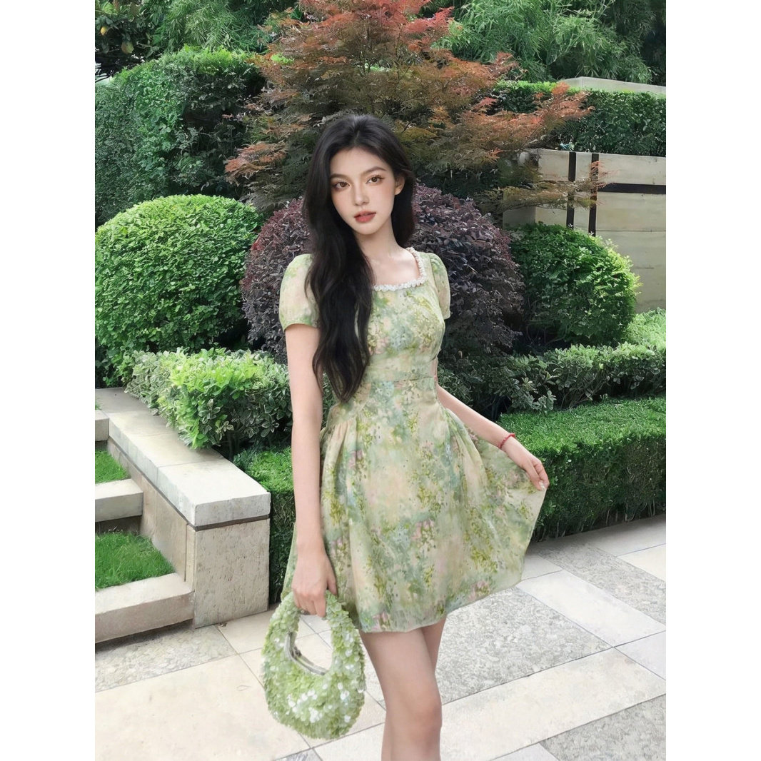 方领碎花泡泡袖收腰绿裙