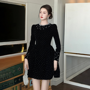2026秋冬新款赫本烫钻蓬蓬连衣裙小黑裙女装高雅气质收腰钉珠显瘦