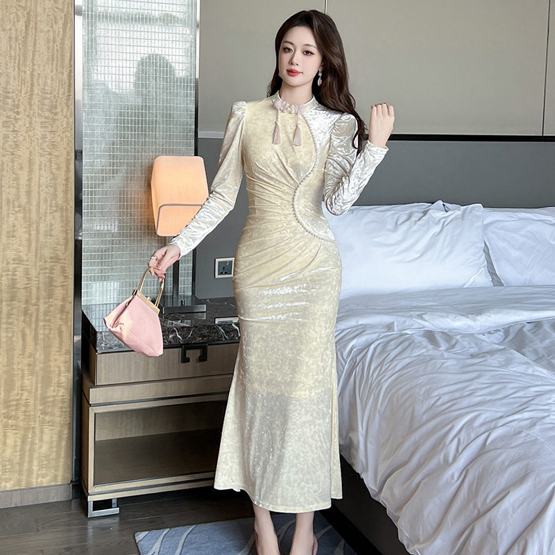 精致气质白色包臀丝绒连衣裙