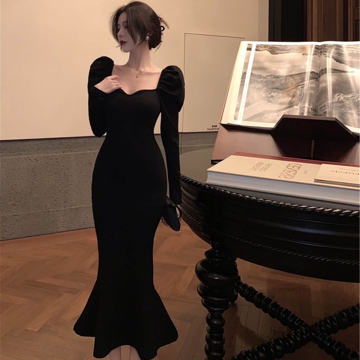 法式方领泡泡长袖连衣裙女秋冬气质百搭感修身鱼尾包臀赫本小黑裙