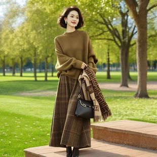 韩系chic别致高级松弛感穿搭绿色毛衣半身裙早春套装女款2025新款