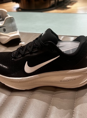 NIKE耐克女25新款VOMERO 18迈柔公路运动鞋低帮跑步鞋 HM6804-005