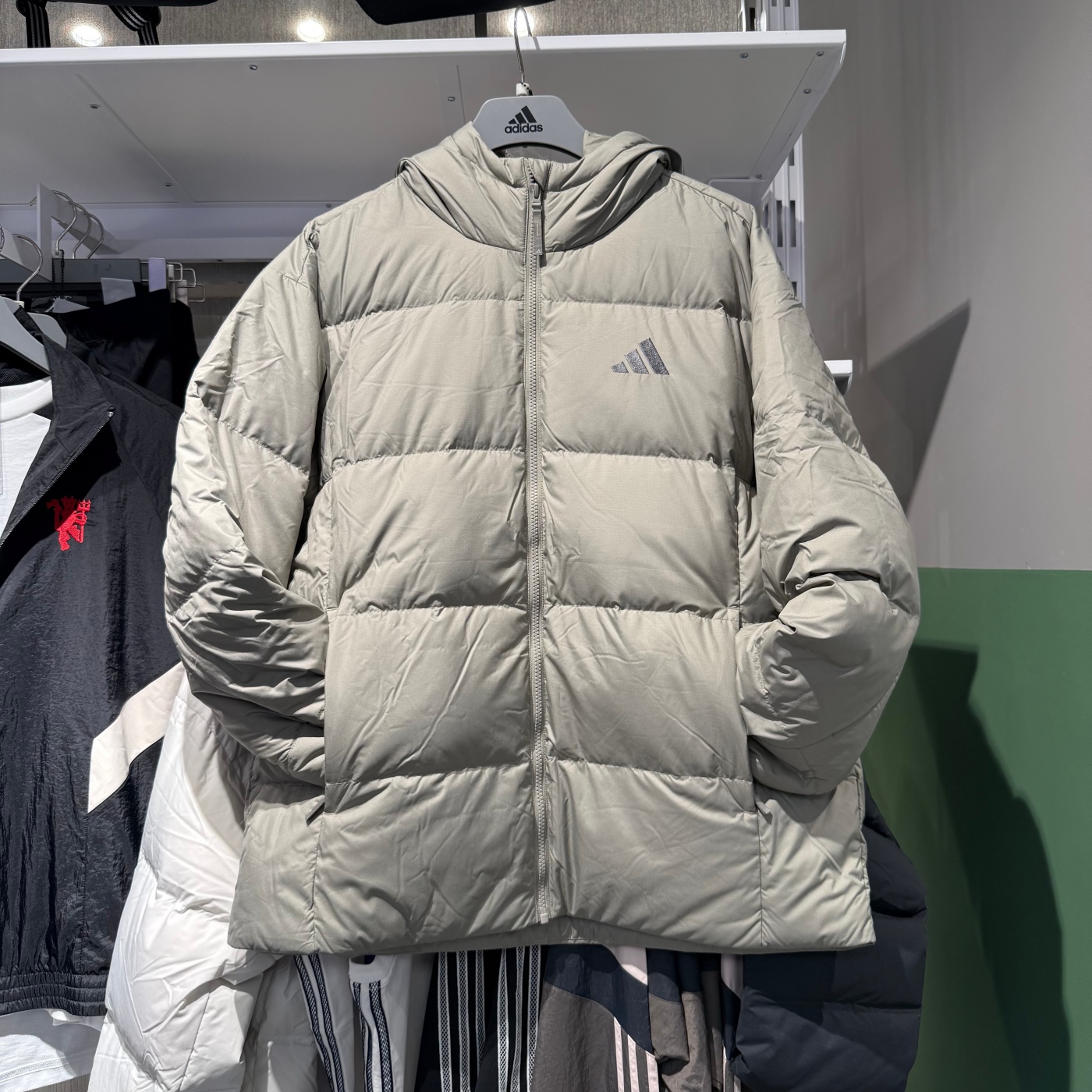 Adidas阿迪达斯男子保暖羽绒服冬户外运动防风连帽鸭绒外套KC2479