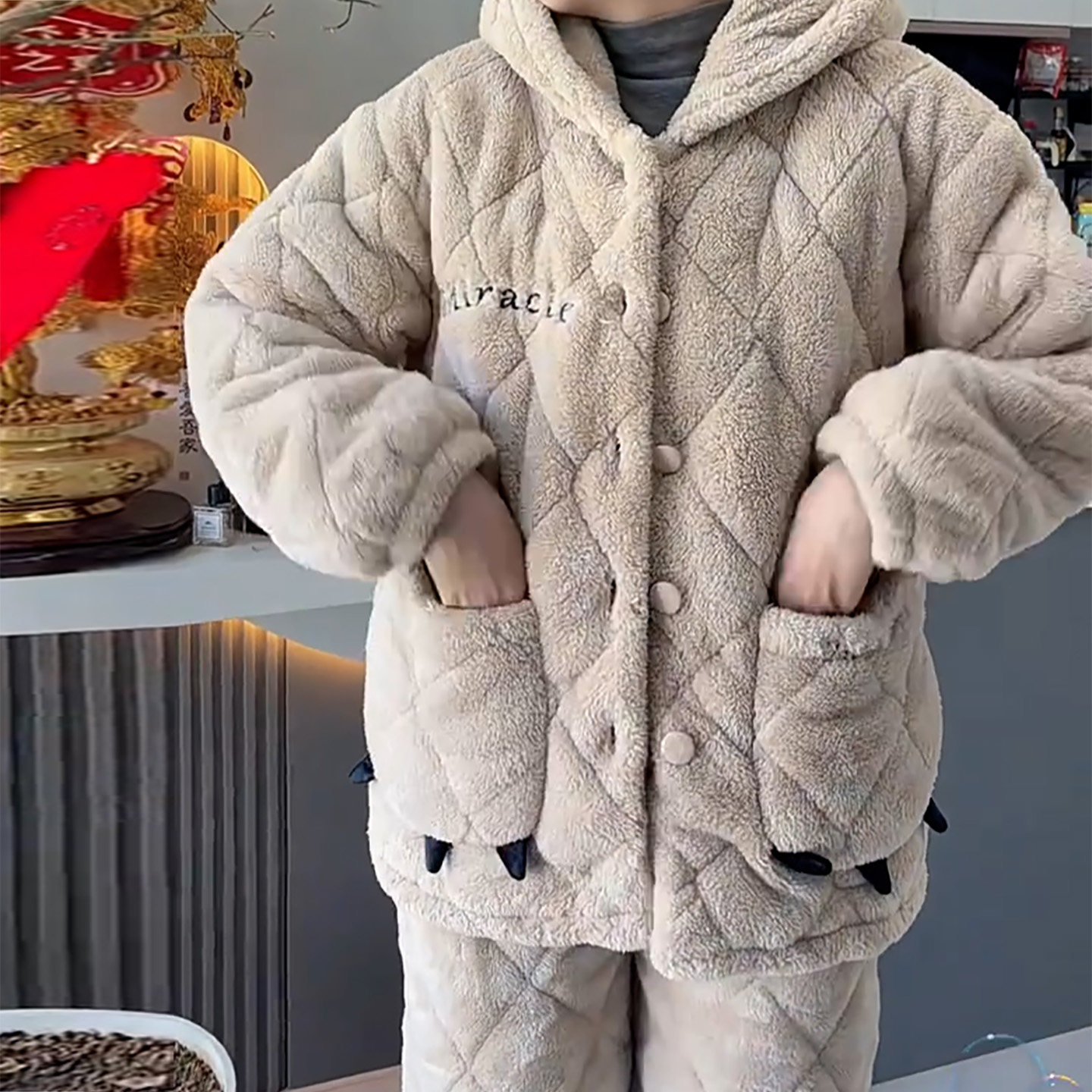 冬季三层夹棉加厚珊瑚绒家居服女中年妈妈连帽可外穿抗寒保暖睡衣