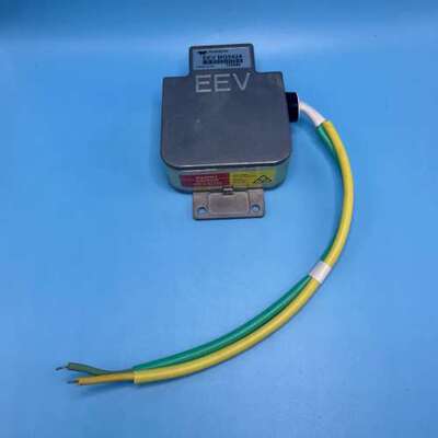 EEV MG5424 磁控管，英国制造，型号清晰可见。带绿色