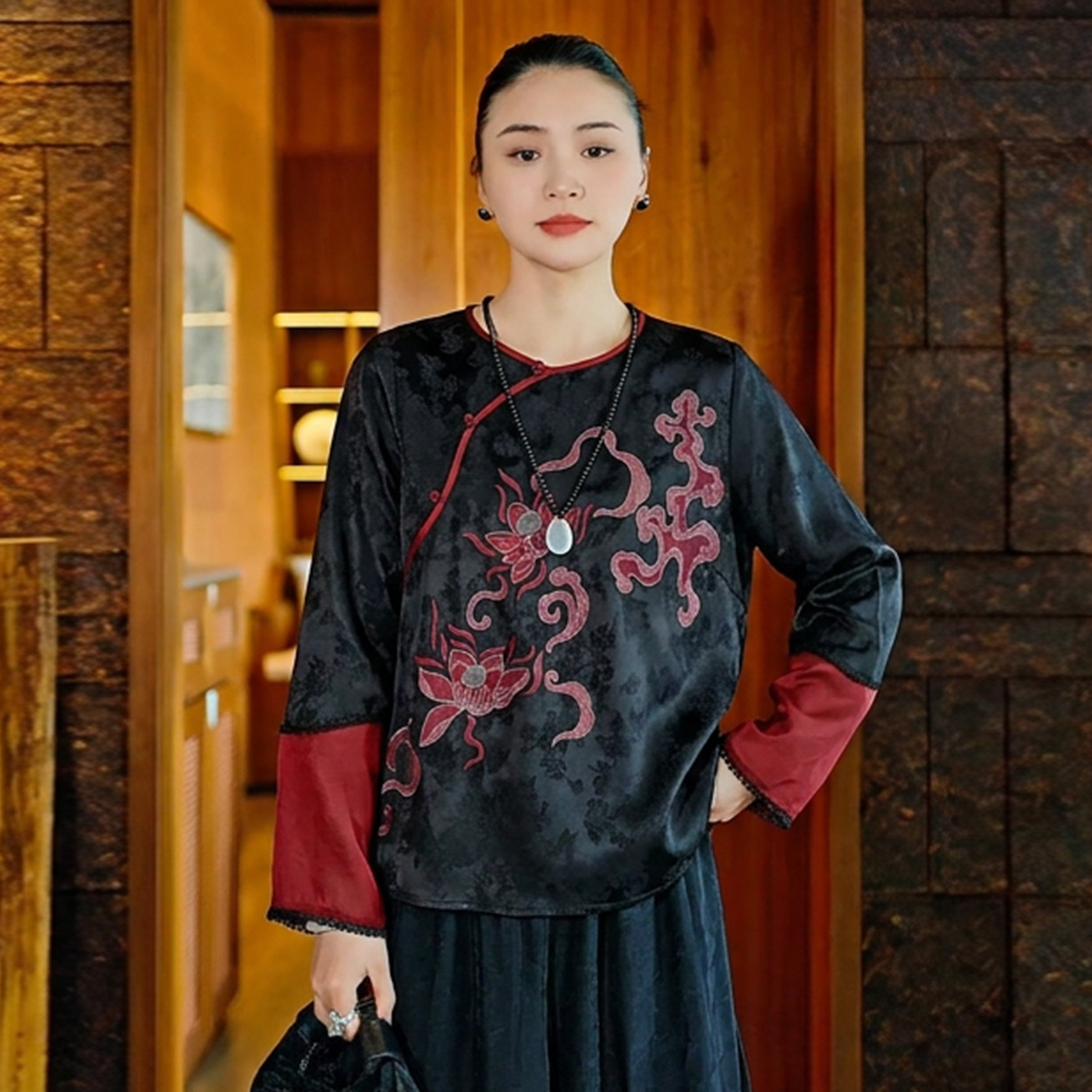 羊在在【红莲华】民族风国风刺绣上衣女宽松圆领茶服SY24XL108