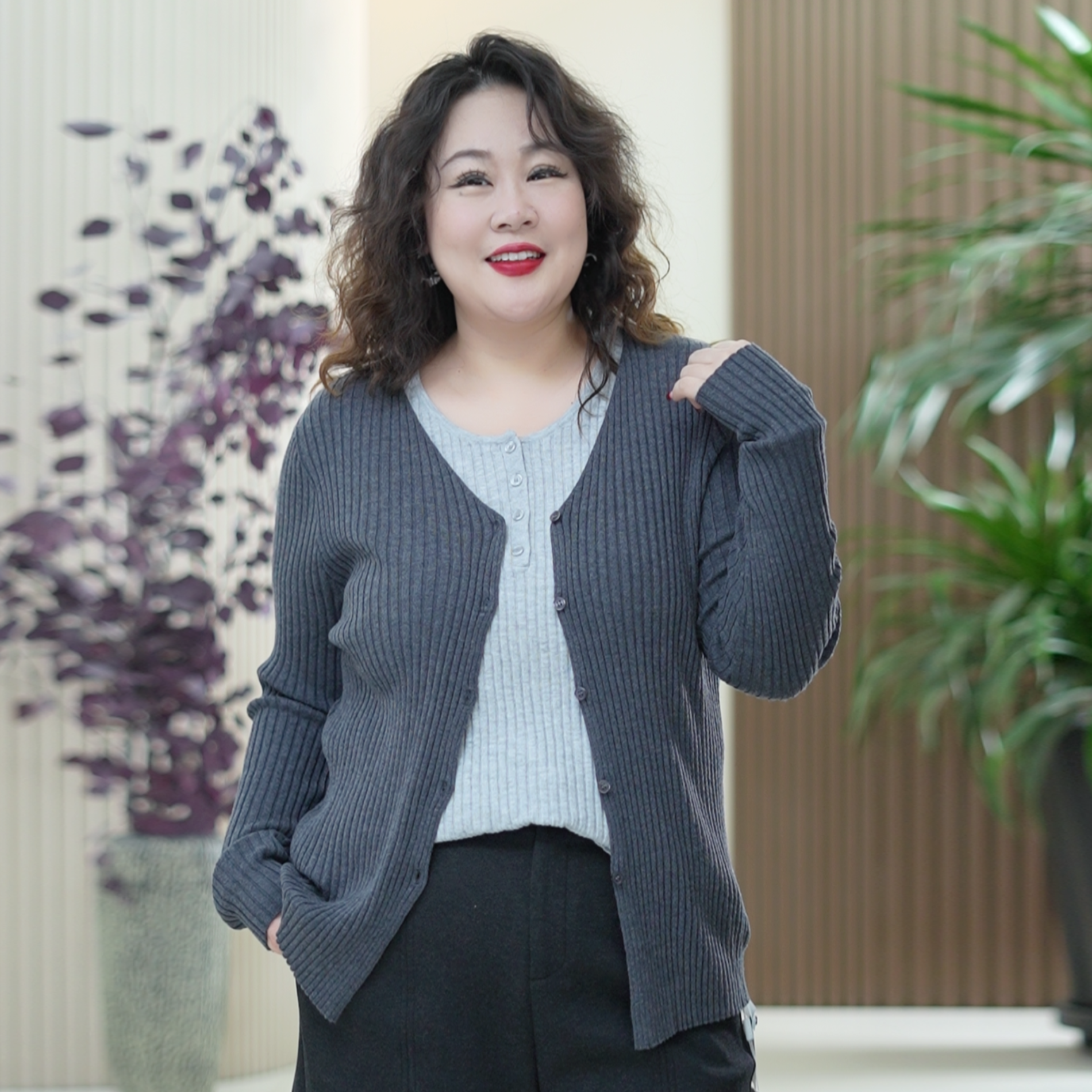 假两件超柔细支绵羊毛针织衫撞色UV领大码显瘦层次感秋冬季毛衣女