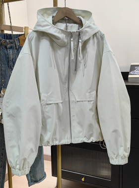 浅绿色连帽冲锋衣女早春新款韩系宽松显瘦工装夹克小个子短款外套