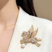 微镶钻天使翅膀2026飞马年本命年胸针轻奢精致高级感配大衣别针女