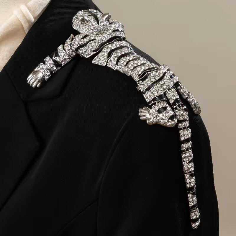 轻奢重工高档镶钻老虎胸针2025新款爆款小众设计感胸花配饰肩饰女,饰品/流行首饰/时尚饰品新,胸针,淘宝优惠券,粉丝福利购,淘宝优惠卷