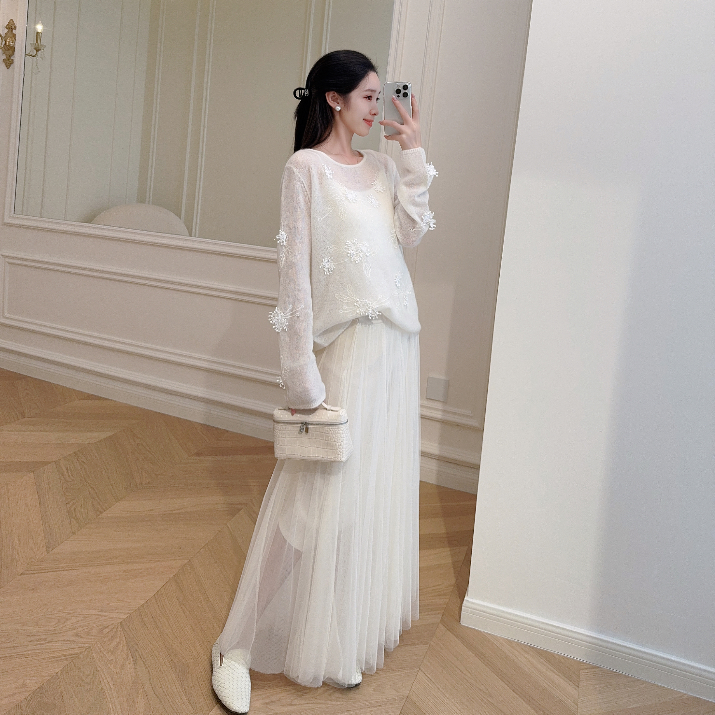 嫚渡100%山羊绒|早秋新品 白色立体钉花宽松显瘦圆领长袖羊绒衫