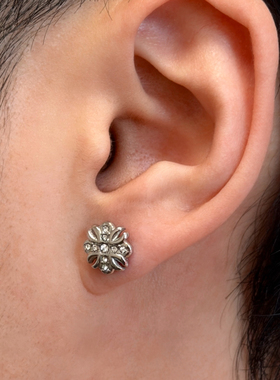 Komeiku 鸢尾花十字架 小众设计简约百搭 欧美高级感嘻哈钛钢耳钉