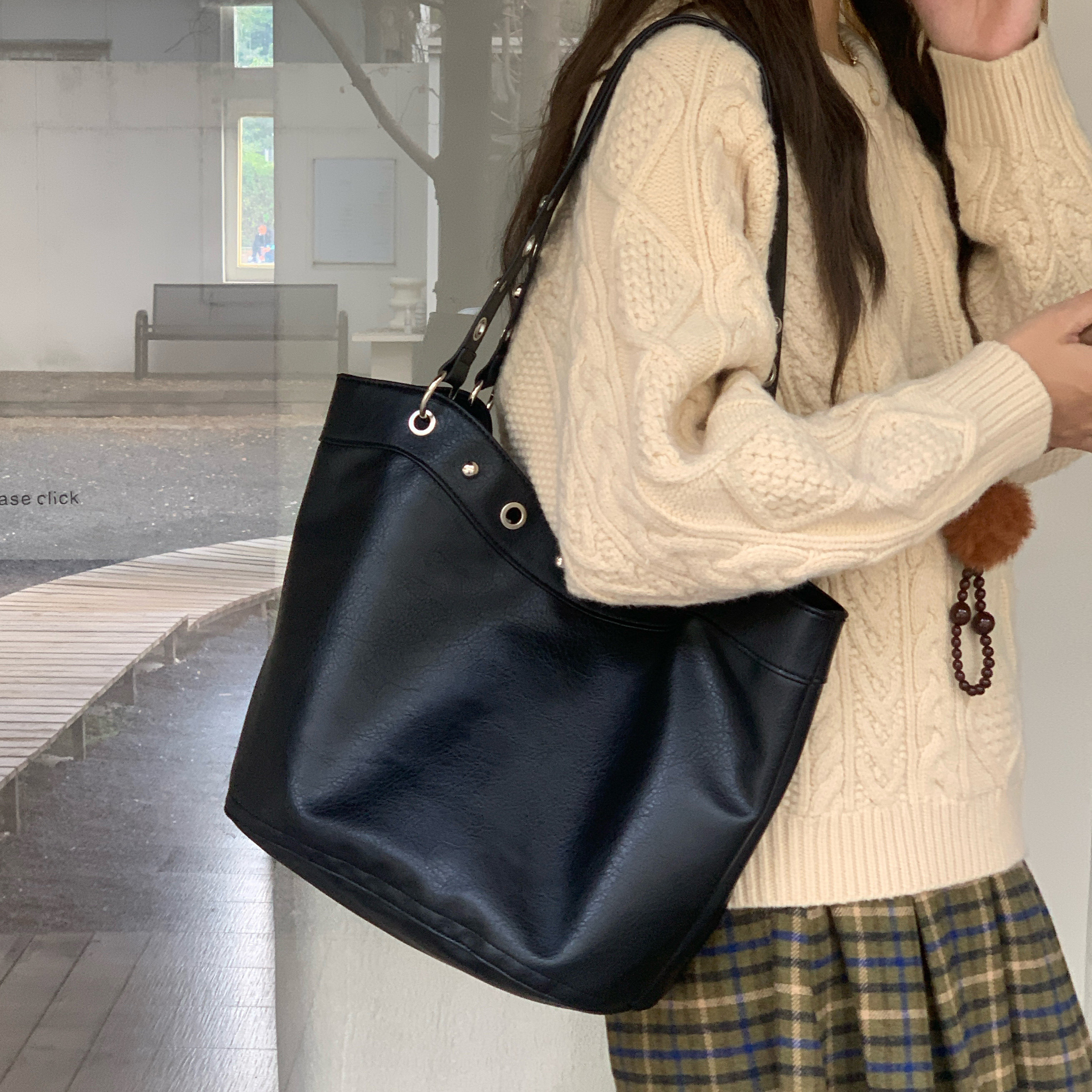 大容量朋克机车包铆钉通勤托特包2025新款复古时尚手提单肩包包女,箱包皮具/热销女包/男包,托特包,淘宝优惠券,粉丝福利购,淘宝优惠卷