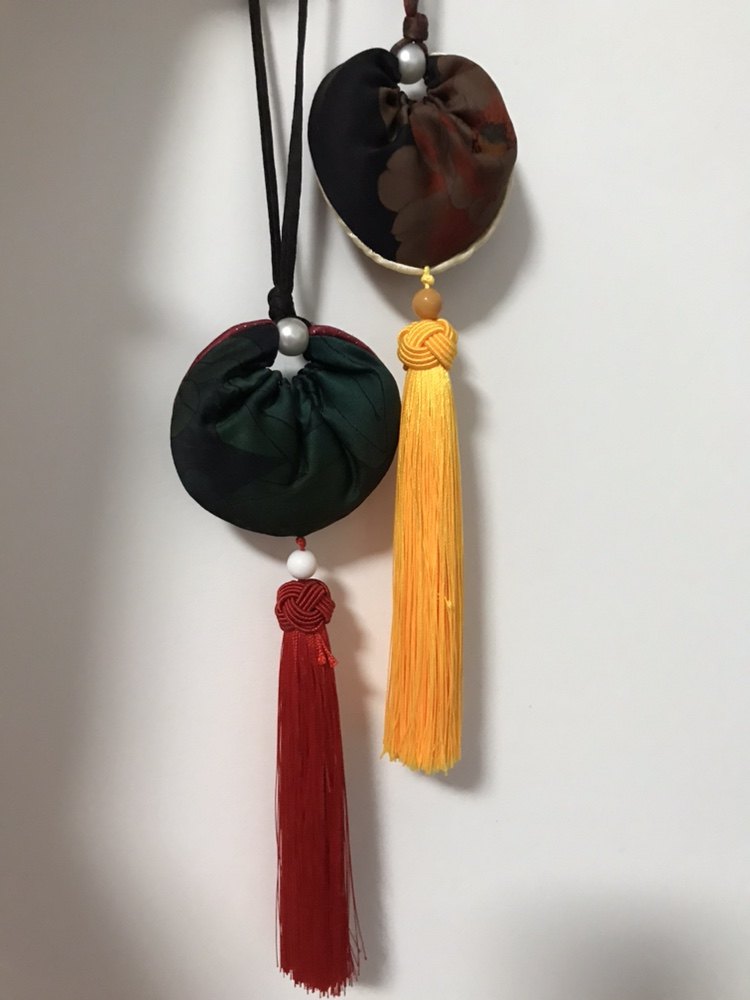 桑蚕丝香云纱面料,镶嵌牙边元宝,艾绒香囊,压襟