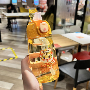 高颜值儿童鸭嘴吸管杯男女学生弹跳饮水杯卡通虎年耐摔太空杯运动