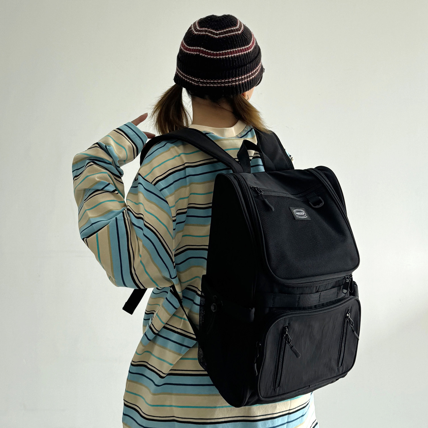 自由大道日系街头双肩包女潮牌旅行电脑背包大学生书包高中初中生 - 实物图