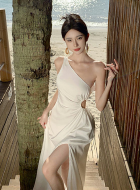 三亚海边度假连衣裙2025新款夏白色斜肩吊带开叉气质修身显瘦长裙